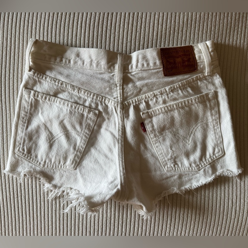 Levi’s 501 White Button Up Distressed White Denim Jean Summer Short Size 26 - Picture 5 of 6